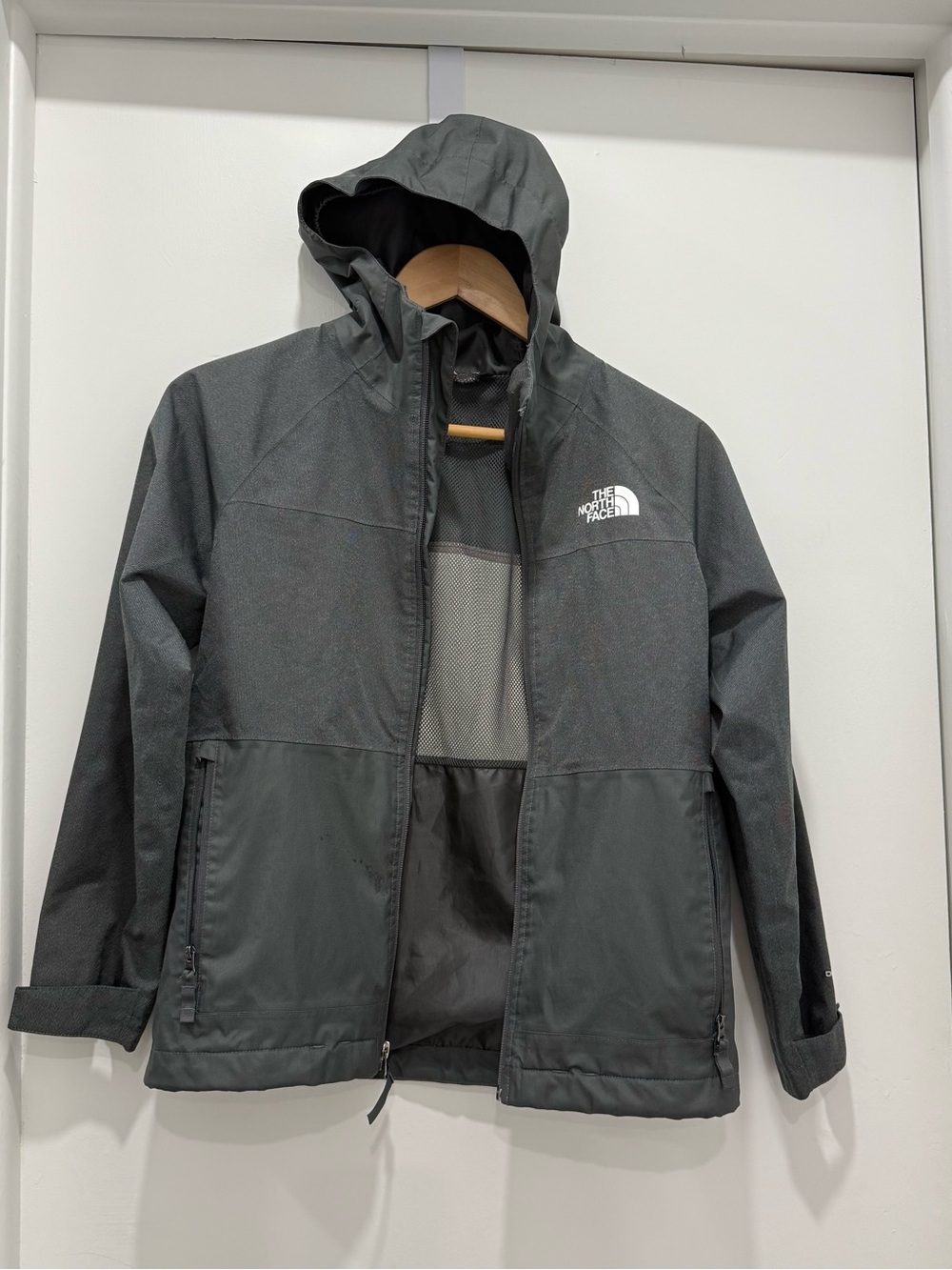 The North Face Boys sz 10/12 Hooded Raincoat in Charcoal Gray